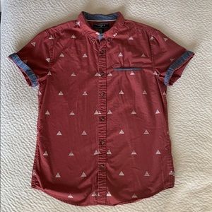 FOREVER 21 PATTERNED MAROON BUTTON DOWN SHIRT
